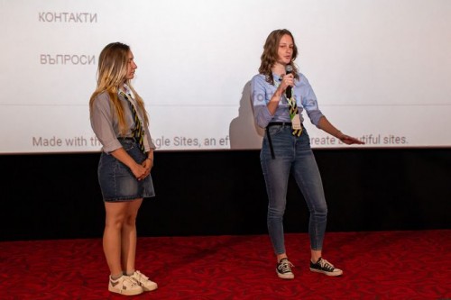 tn Представяне на учениците в кино  Арена ,Вяра Трифонова и Симона Шантова - 11-е клас