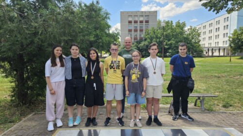 IMG-8a17447e6041567336a5fd0d632e9efc-V